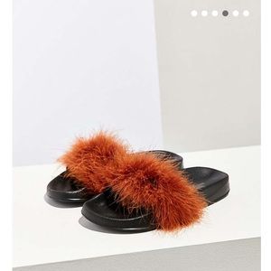Urban Outfitters Furry Slides
•Women’s Size 8